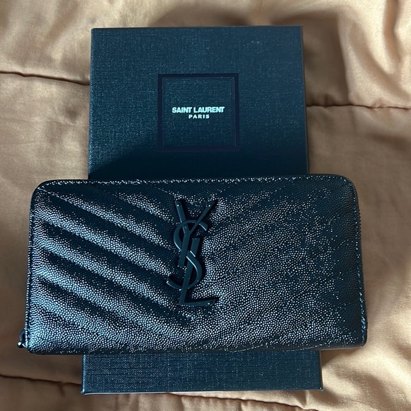 Black Pebble Grain Zip Around Wallet NIB - Picture 1 of 5